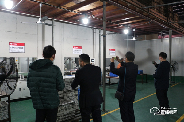 星河地產(chǎn)集團(tuán)領(lǐng)導(dǎo)一行蒞臨櫻花智能鎖參觀交流