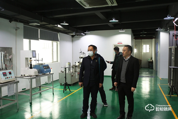 星河地產(chǎn)集團(tuán)領(lǐng)導(dǎo)一行蒞臨櫻花智能鎖參觀交流