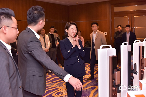 行業首創升降攝像頭3D人臉鎖發布 簽約九球天后潘曉婷------格里維爾以質量為核心理念開啟2021新篇章