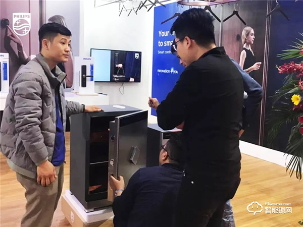 飛利浦智能鎖攜智能晾衣架&保險柜震撼亮相越南建筑材料展會