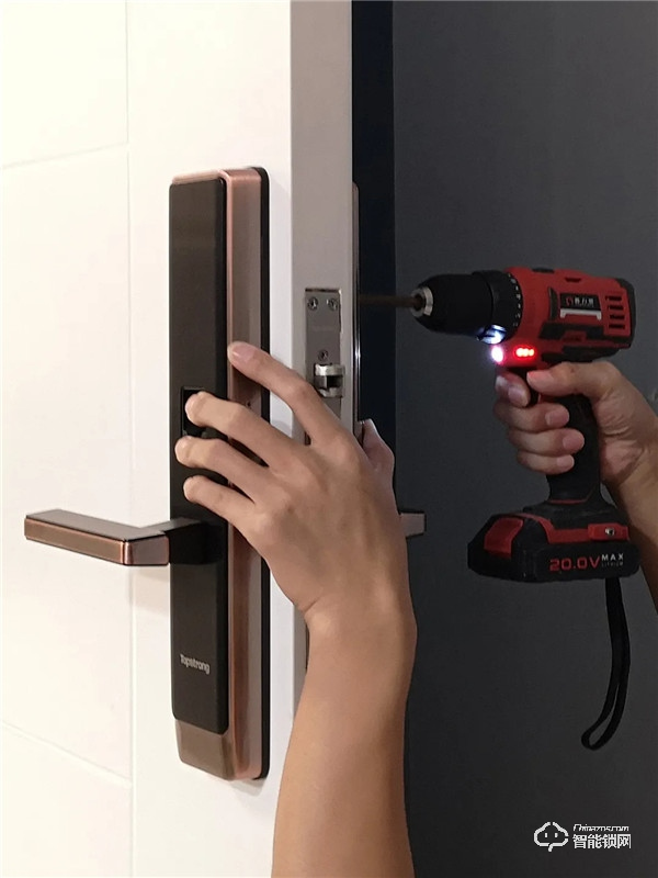 指靜脈智能鎖，讓老太太也愛開門的一把鎖！