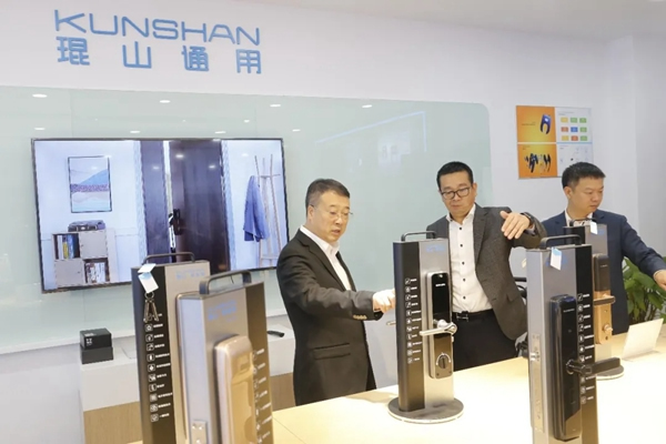 溫州甌海區領導一行人蒞臨琨山智能鎖生產工廠參觀指導