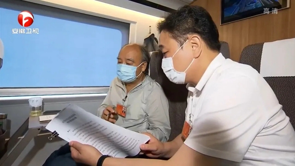 榮事達集團董事長潘保春等百余位全國人大代表抵達北京