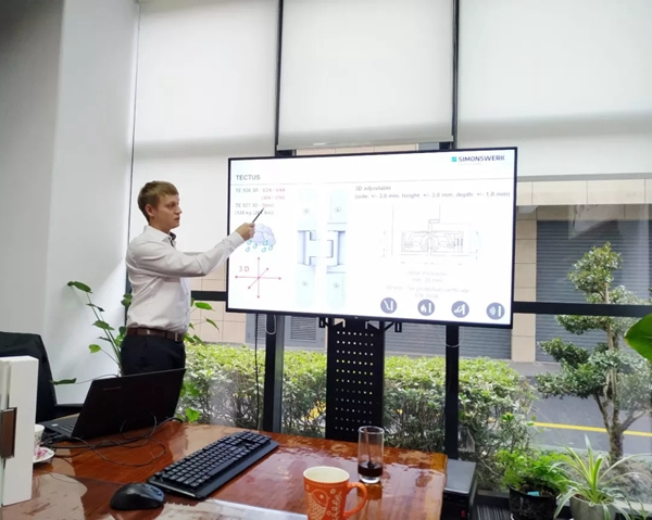 德國百年鉸鏈系統品牌SIMONSWERK拜訪LeDiff鹿百齡并舉行品牌培訓