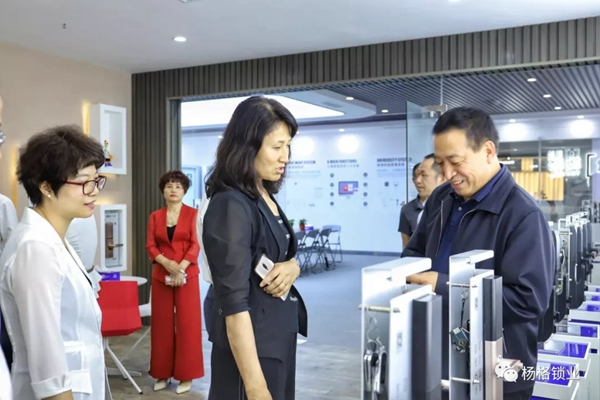 楊格鎖業迎接中國農業銀行領導蒞臨楊格參觀 實現銀企共發展 