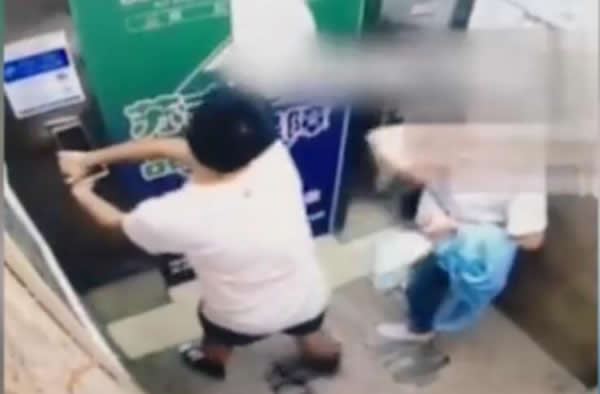 電梯里的指紋鎖遭到惡意拆除，這其實(shí)隱含著指紋鎖濫用的問(wèn)題