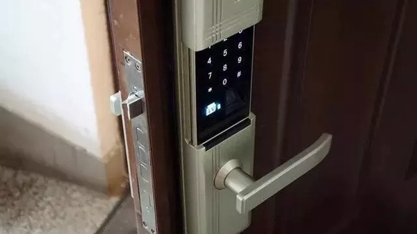 頂吉智能鎖：安裝智能門鎖時天地鉤到底需不需要拆除？