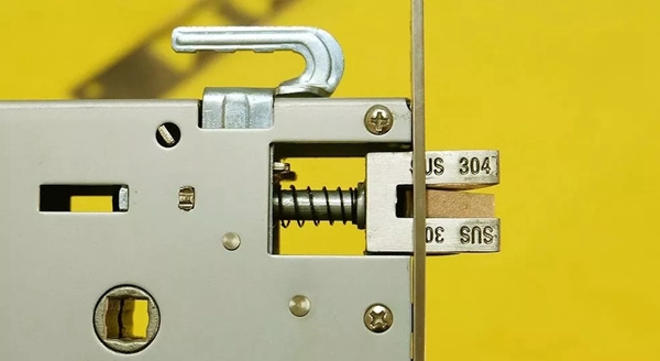 頂吉智能鎖：安裝智能門鎖時天地鉤到底需不需要拆除？