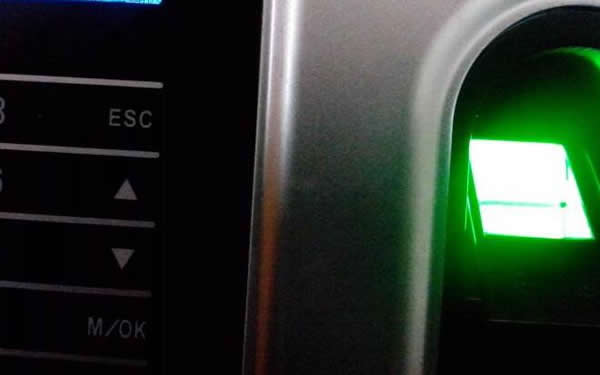 按了十多次指紋，終于打開了門，該換智能鎖了啊