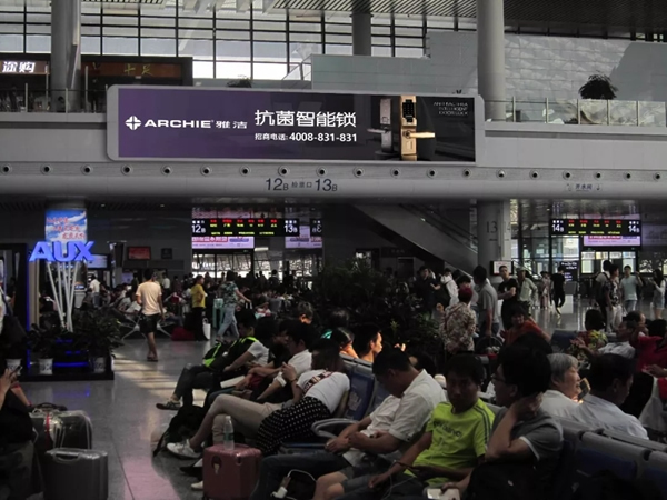 雅潔五金智能鎖高鐵廣告霸屏續航，搶灘核心高鐵樞紐