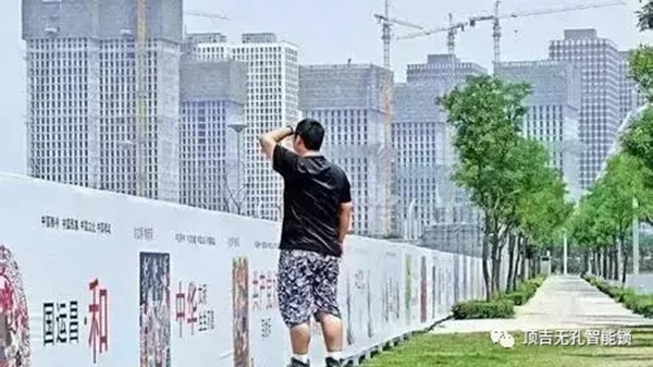 頂吉無(wú)孔智能鎖：房?jī)r(jià)高低，真是西安樓盤的“照妖鏡”