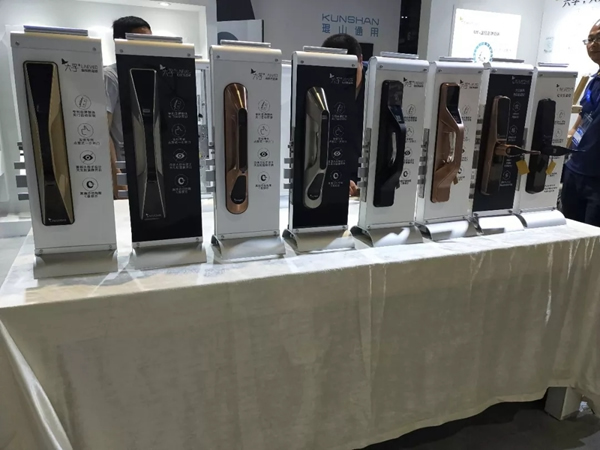 六孚攜大拉手、Z系列三款推拉鎖“踢館”上海五金展