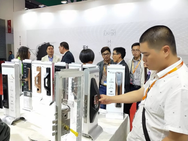 六孚攜大拉手、Z系列三款推拉鎖“踢館”上海五金展