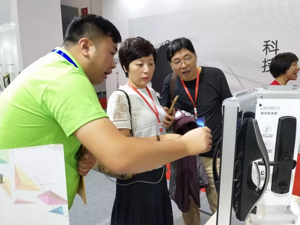 六孚攜大拉手、Z系列三款推拉鎖“踢館”上海五金展