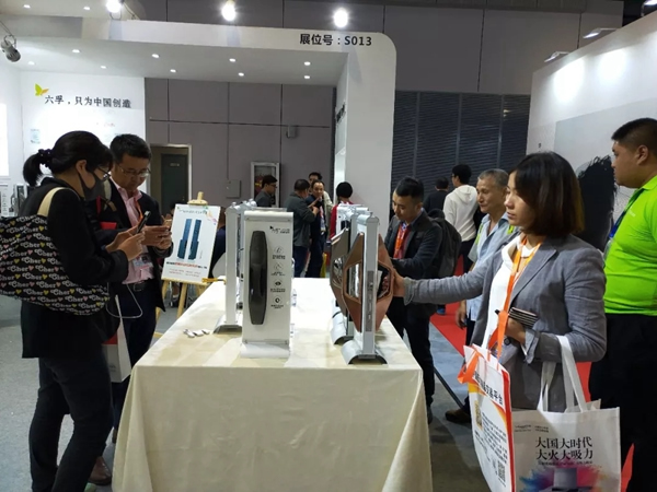 六孚攜大拉手、Z系列三款推拉鎖“踢館”上海五金展