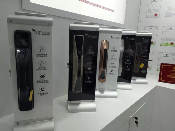 六孚攜大拉手、Z系列三款推拉鎖“踢館”上海五金展