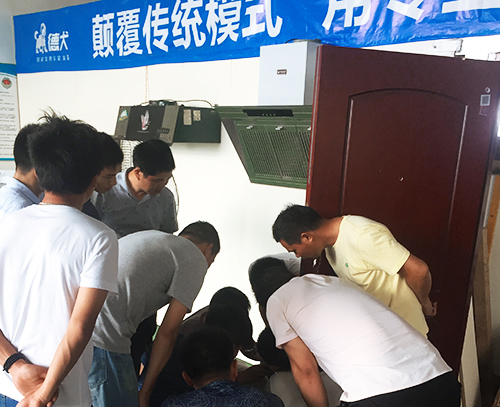 德犬商學院開設加盟課程，專注智能門鎖開店及安裝服務培訓