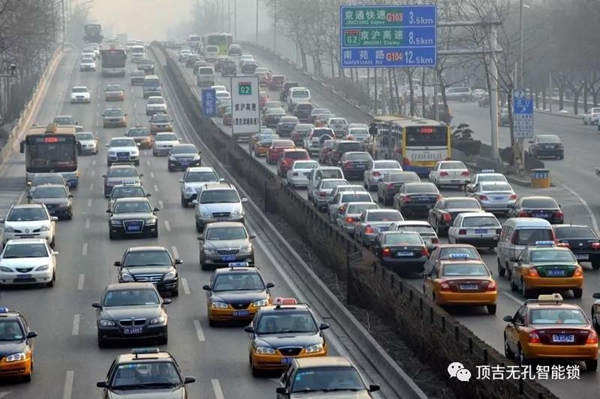 頂吉智能鎖：三問“西安最嚴(yán)限行”，官方否認(rèn)強(qiáng)制報(bào)廢，律師稱打擊私家車