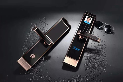 德犬發(fā)布多款新品智能鎖，人臉掌紋智能鎖堪稱黑科技