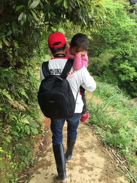 頂固義工團凝聚愛心力量，為貧困學子送溫暖！