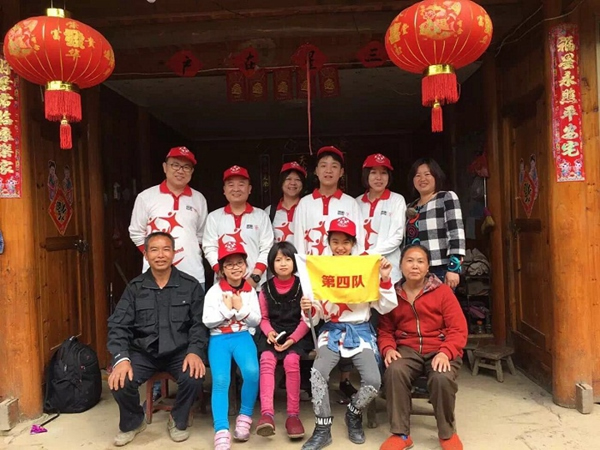 頂固義工團凝聚愛心力量，為貧困學子送溫暖！