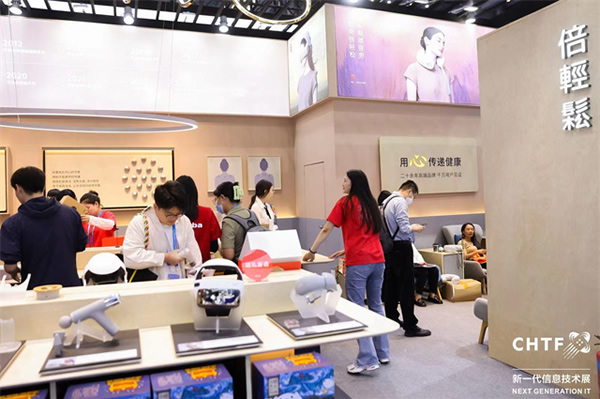 沉浸式體驗(yàn)高交會(huì)IT展上的各類智能終端設(shè)備