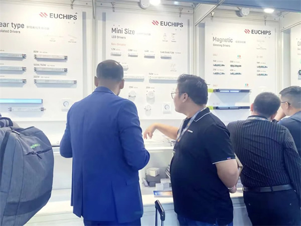 展會(huì)回顧 | 歐切斯驚艷亮相香港國(guó)際秋季燈飾展，引領(lǐng)智能調(diào)光新潮流