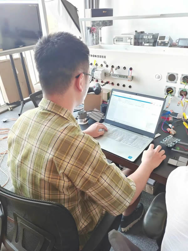 世聰智能 × 人物訪談 | 高級工程師張奇：我變強了，但我沒有變禿！