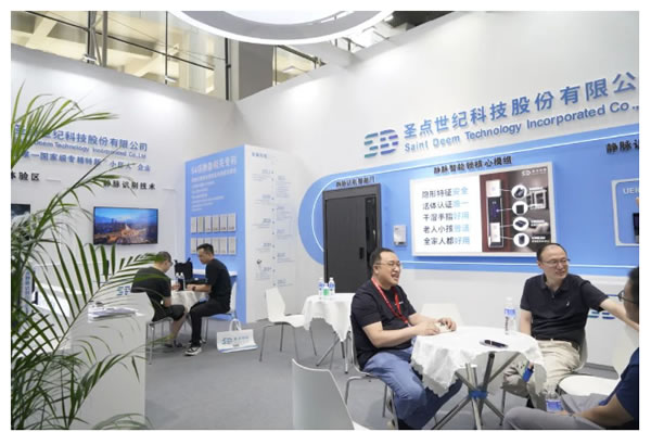 云鹿與圣點(diǎn)科技深度合作，聯(lián)合在中國(guó)建博會(huì)與世界人工智能大會(huì)展出！