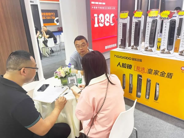成都建博會開幕第一天，皇家金盾智能鎖成為人氣王_5